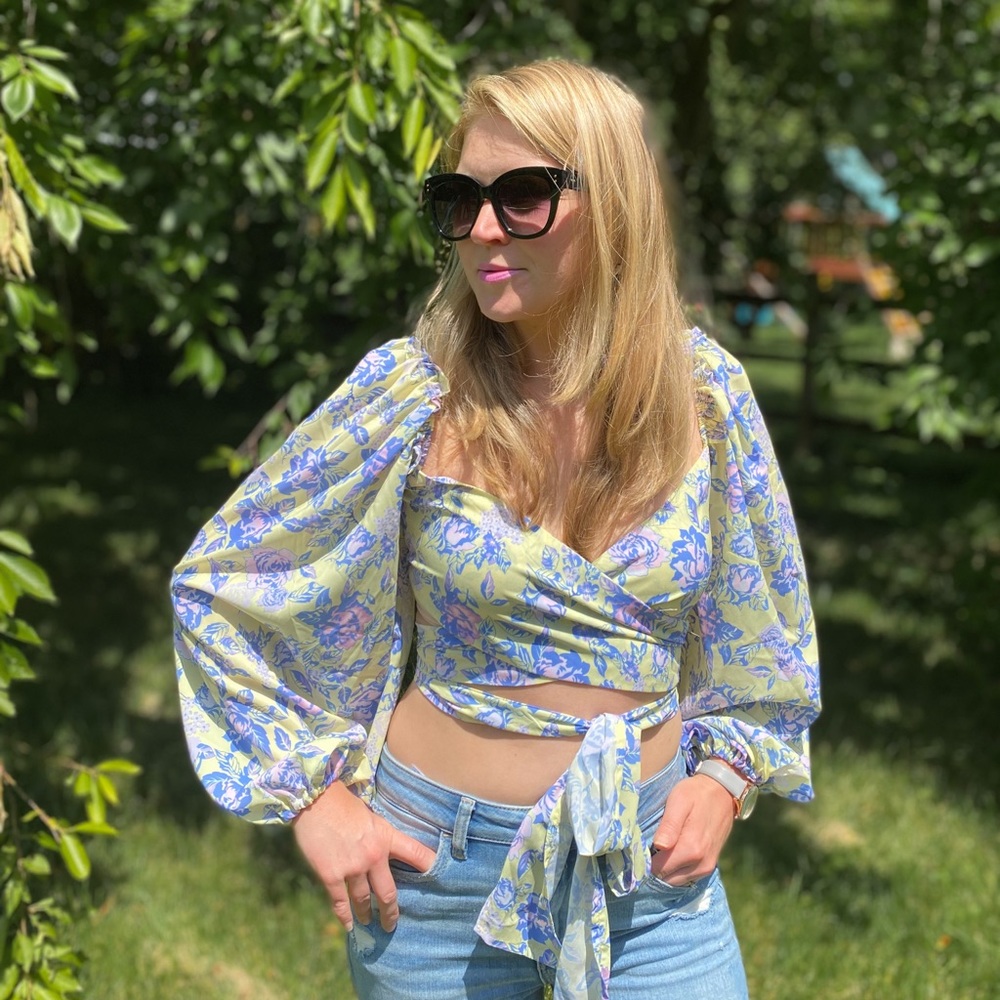 PUFF SLEEVES FLORAL SHIRRED WRAPPED CROP TOP. Size small